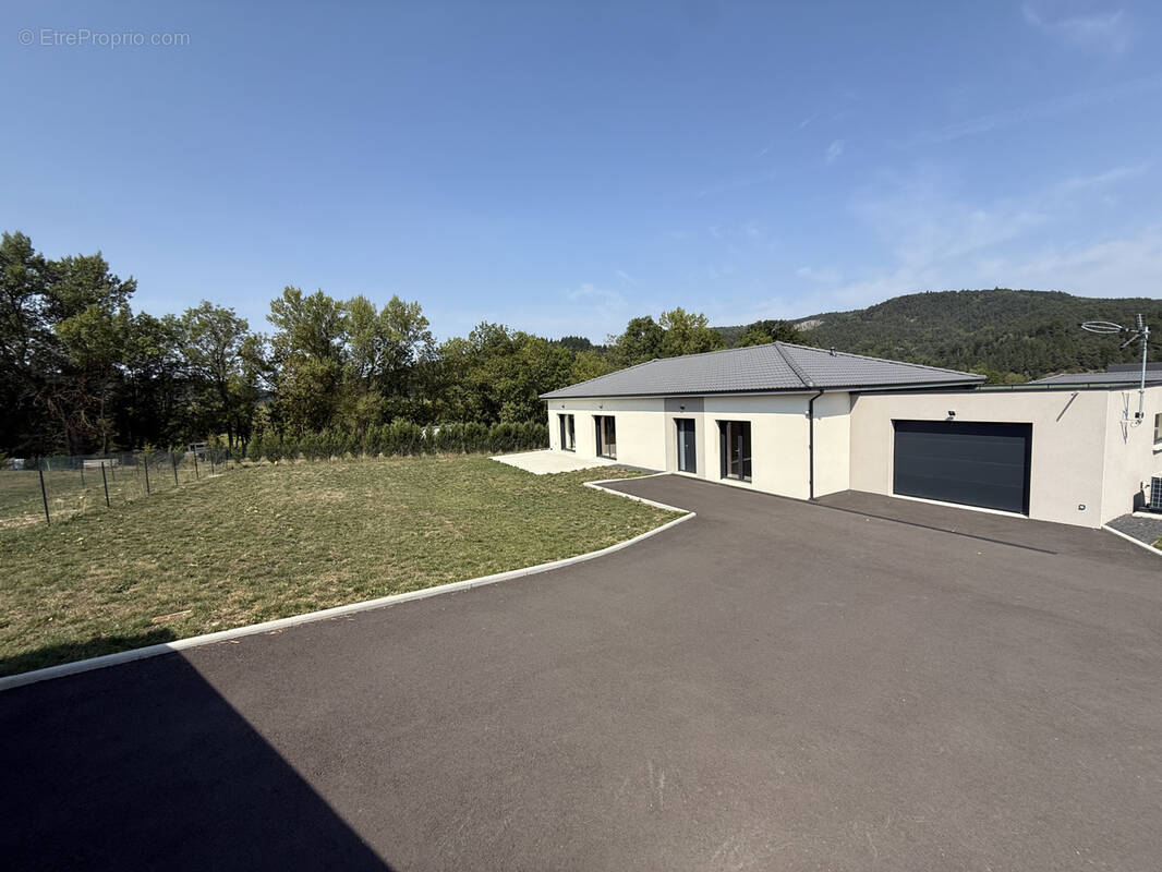 Maison à SAINT-JULIEN-CHAPTEUIL