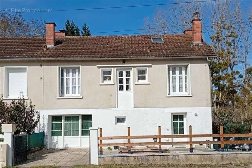 Maison à LA TRIMOUILLE