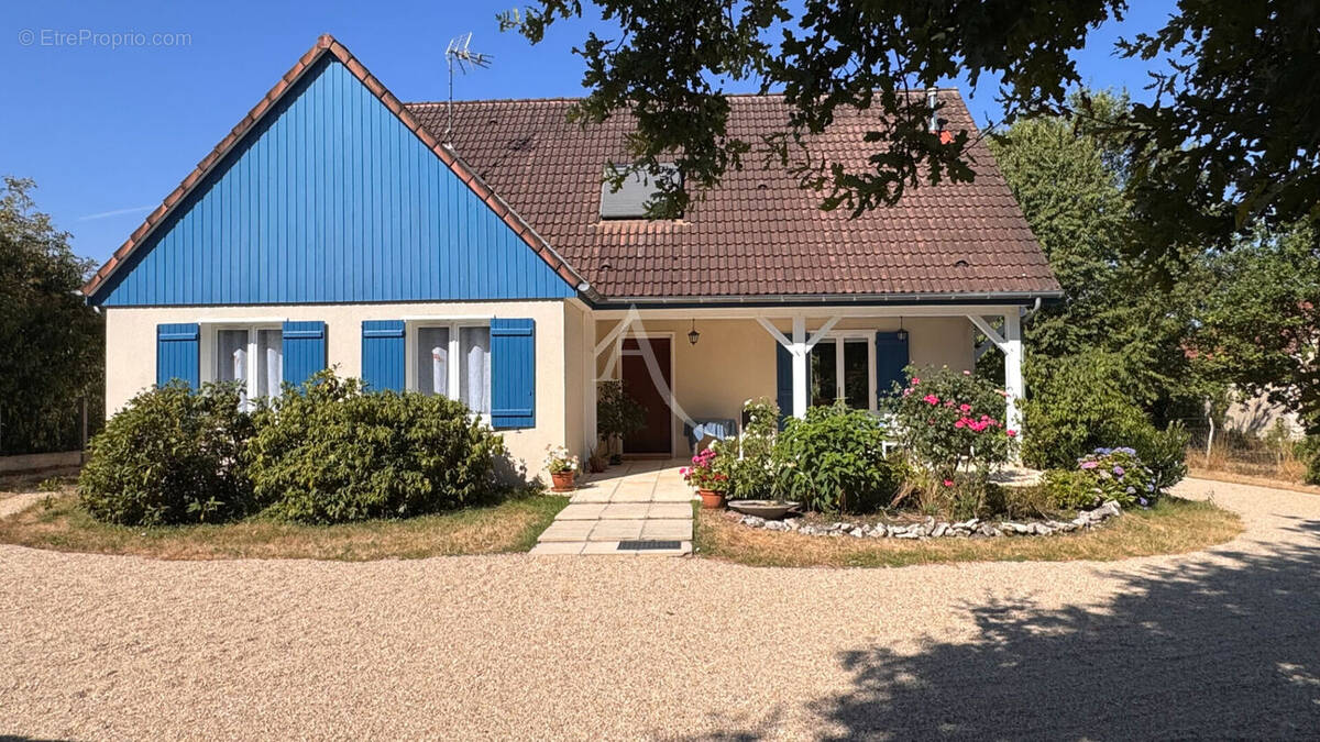 Maison à LA CHAPELLE-MONTMARTIN