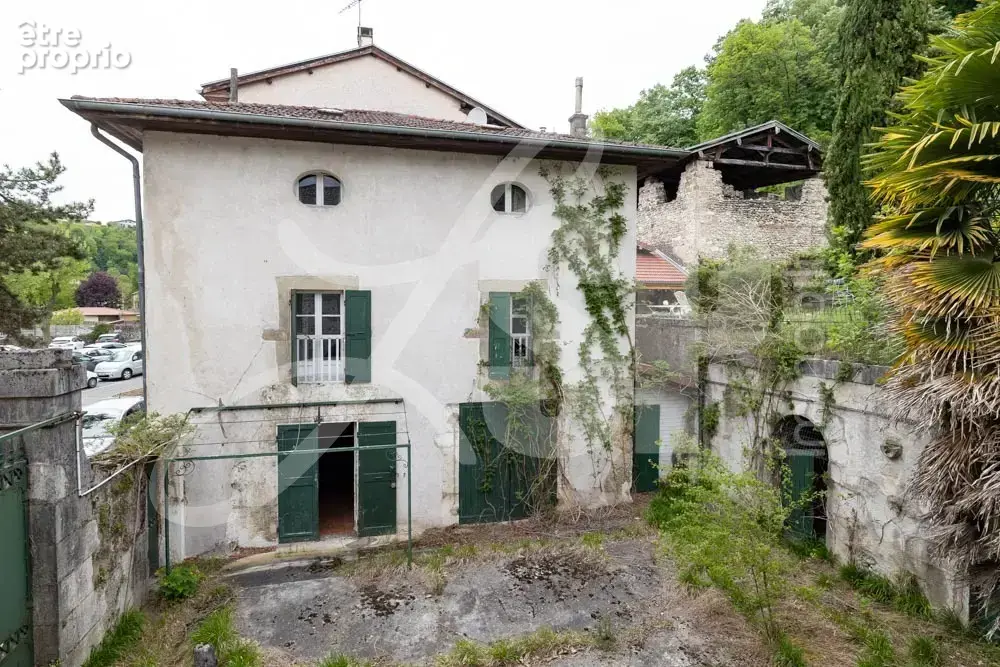 Maison de ville  à rénover + Dépendances + Terrain