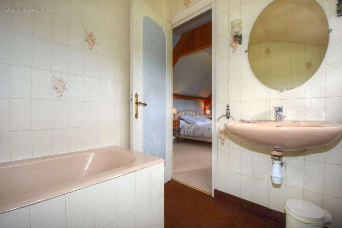Maison avec partie indépendante à La Roche Jaudy  sur 2 000 m2 de terrain - photo 10