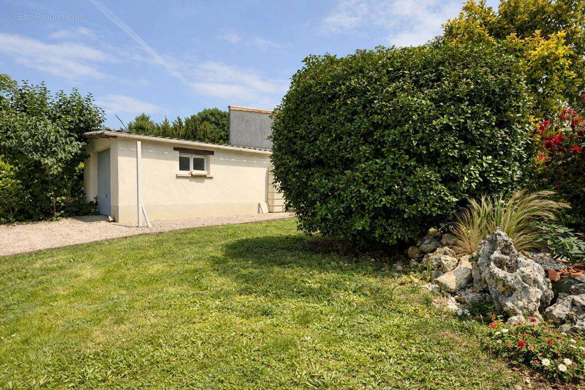 Maison 5 Pièces de 92 m2 avec piscine et garages à Laboutarié 81120 - photo 15