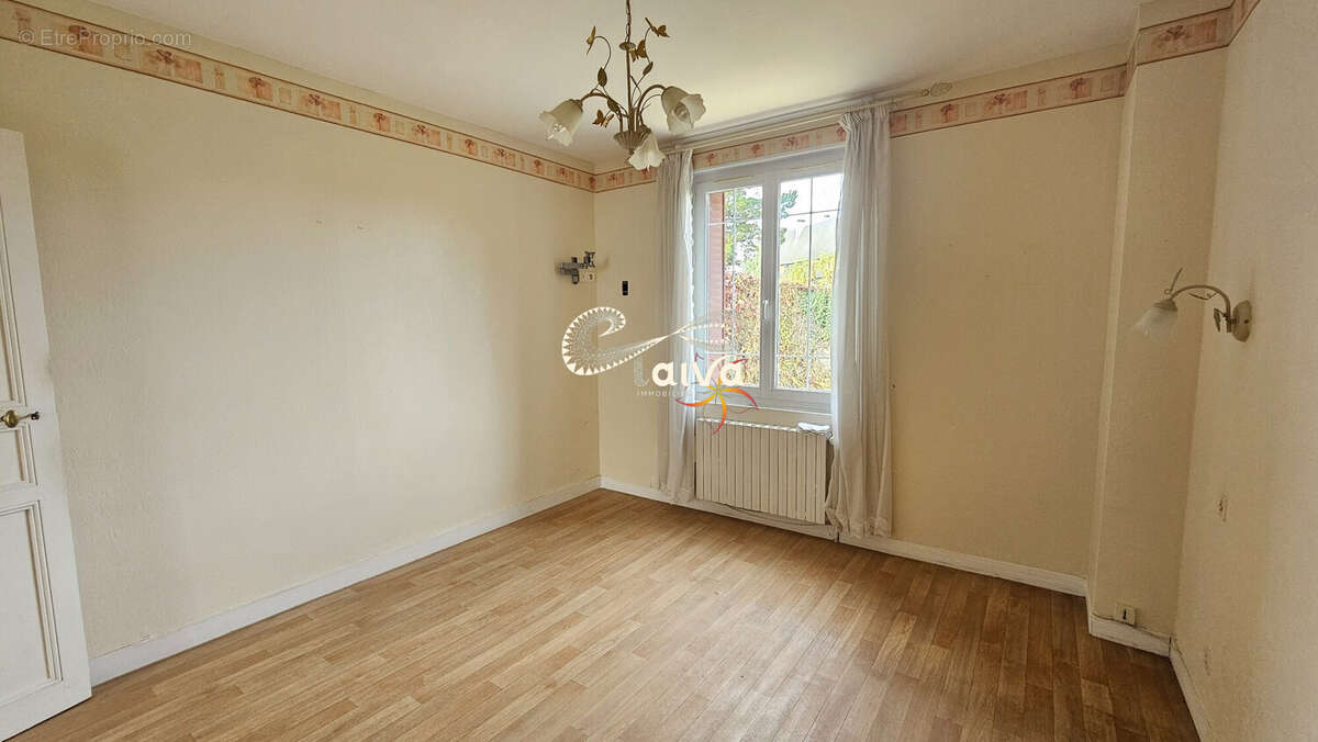 Maison à vendre sur Combourg rez-de-chaussée surélevé 3 niveaux sous sol 3 chambres jardin garage terrain constructible proche commodités écoles gare Taiva-Immobilier  - Maison à COMBOURG