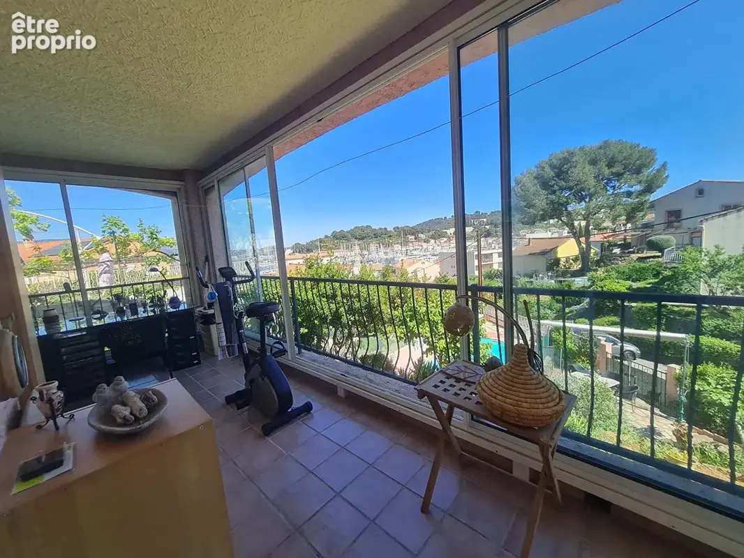 * Vue Mer  imprenable* Maison 5 Pièces avec 3 Chambres * Terrasse et Piscine * Garage * (83430) SAINT MANDRIER SUR MER - photo 11
