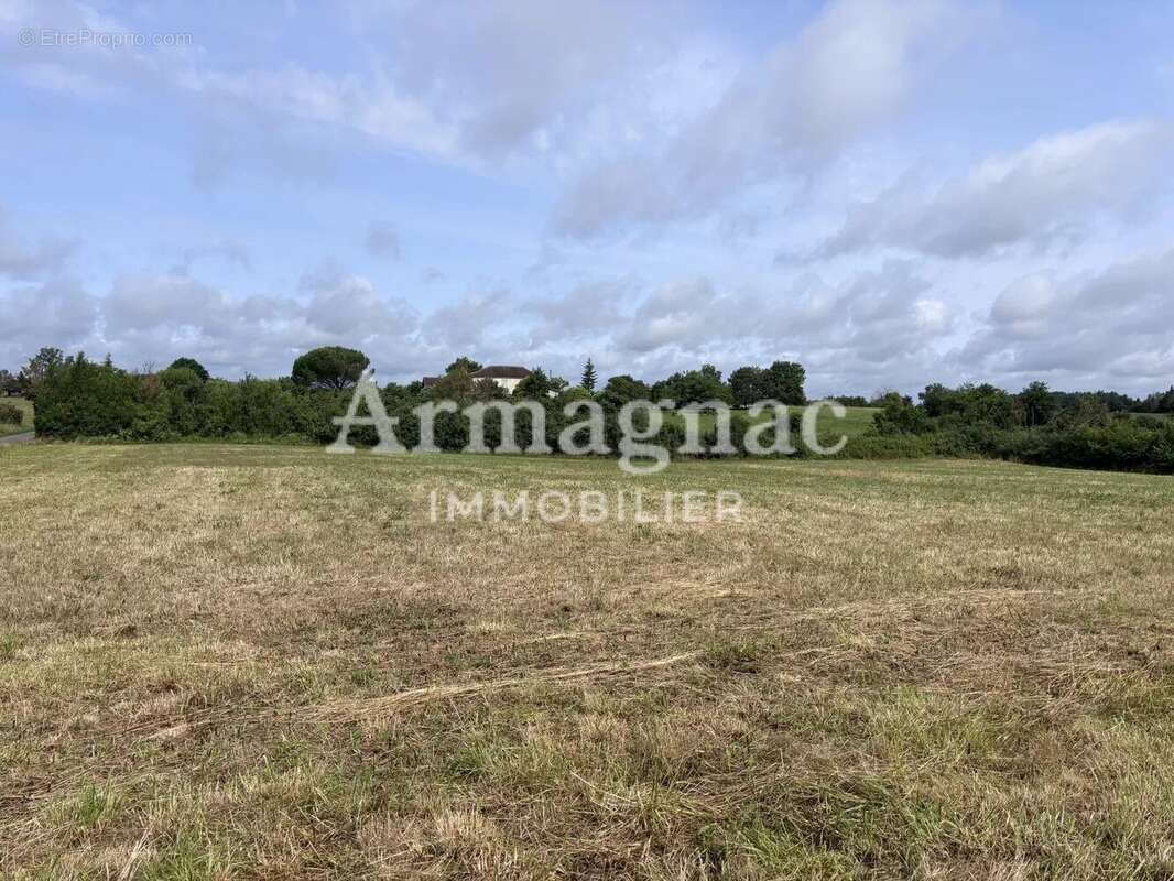 Terrain à VIC-FEZENSAC