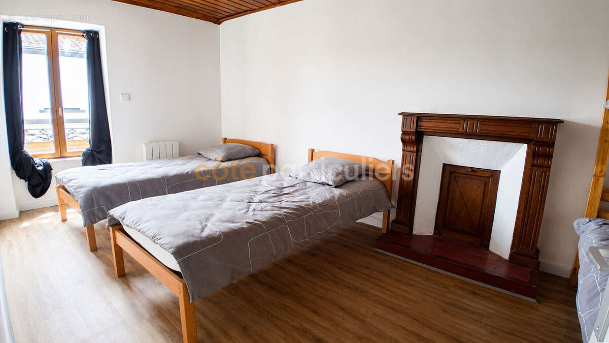 Rives de l'yon -- chaille sous les ormeaux -- ensemble immobilier --153 m2 --9 pieces -- centre bourg - photo 9