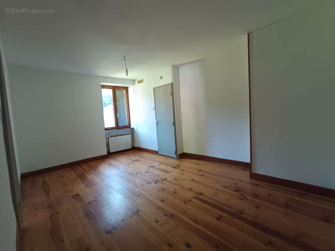 Maison avec trois appartements d'une surface de 232 m2 + une grange d'environ 40 m2 à usage d'habitaion !!! - photo 14