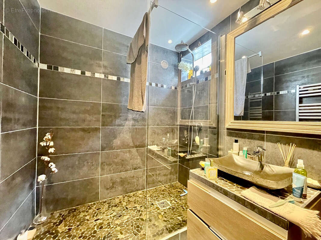 Appartement à LEVALLOIS-PERRET