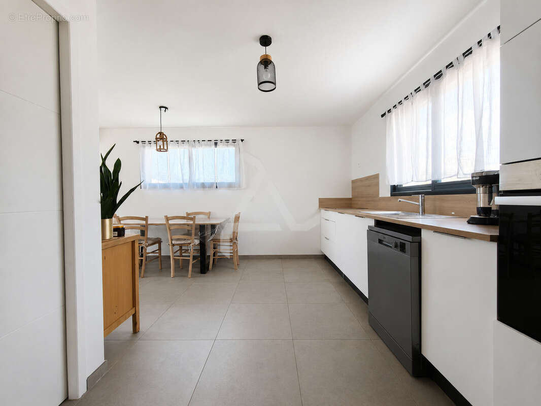 À proximité immédiate des plages et de l'aéroport de figari, maison récente avec 3 appartements - photo 6