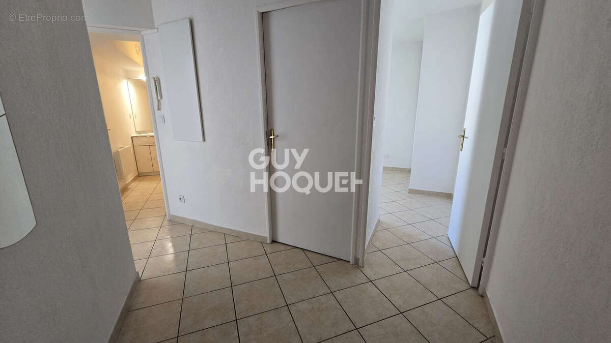 Lumineux T2 de 42m2 avec terrasse, garage, gardien et piscine. - photo 8