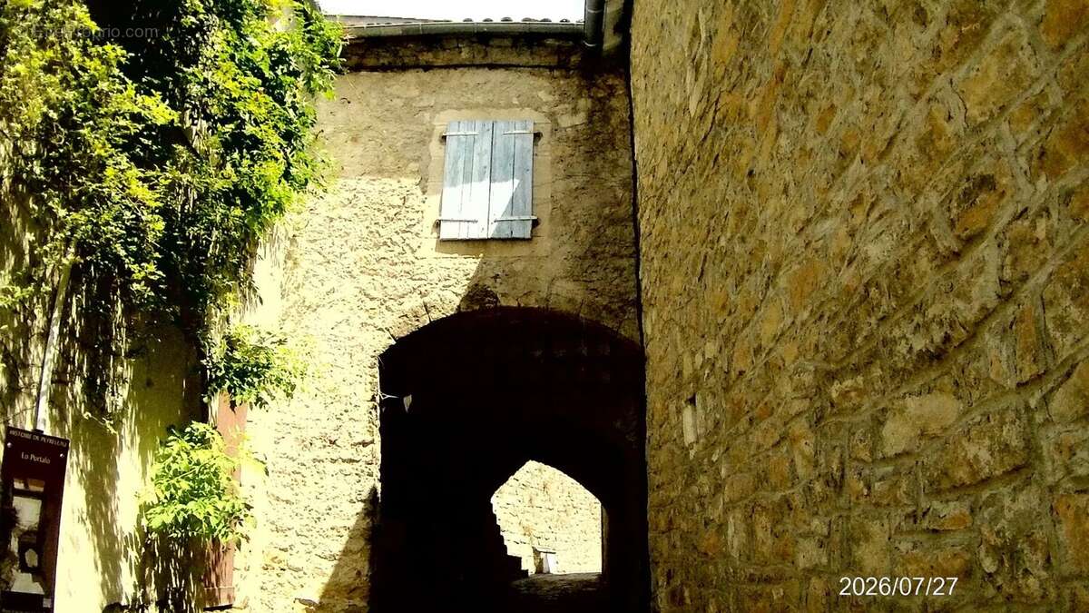 PEYRELEAU (12720) – Charmante maison de village rénovée avec jardin et terrasse plein sud - photo 3