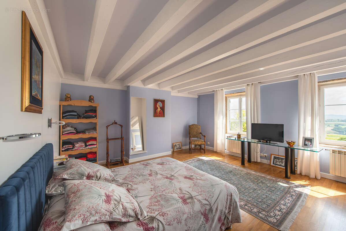 Maison à MONTMELAS-SAINT-SORLIN