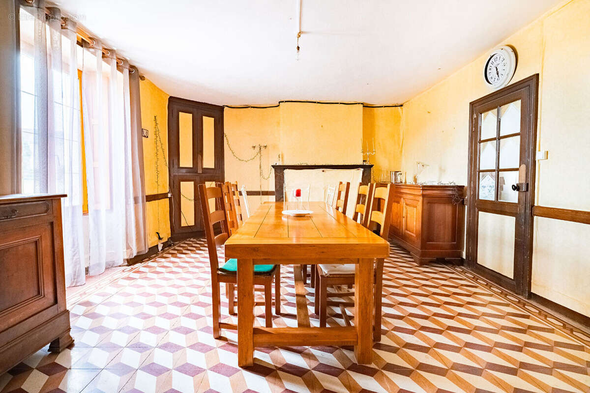 Maison à SAINT-LAMBERT-DU-LATTAY