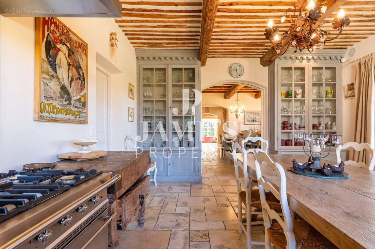 Maison 349 m² à Paradou  - photo 8