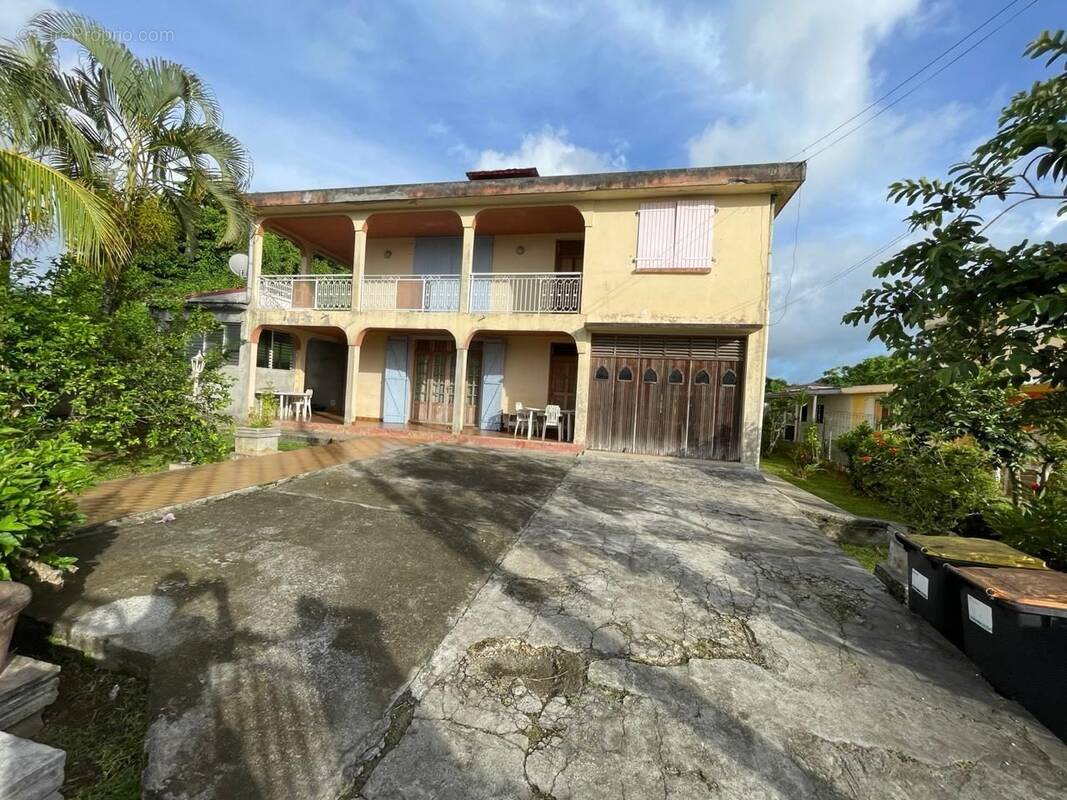 Maison à LES ABYMES