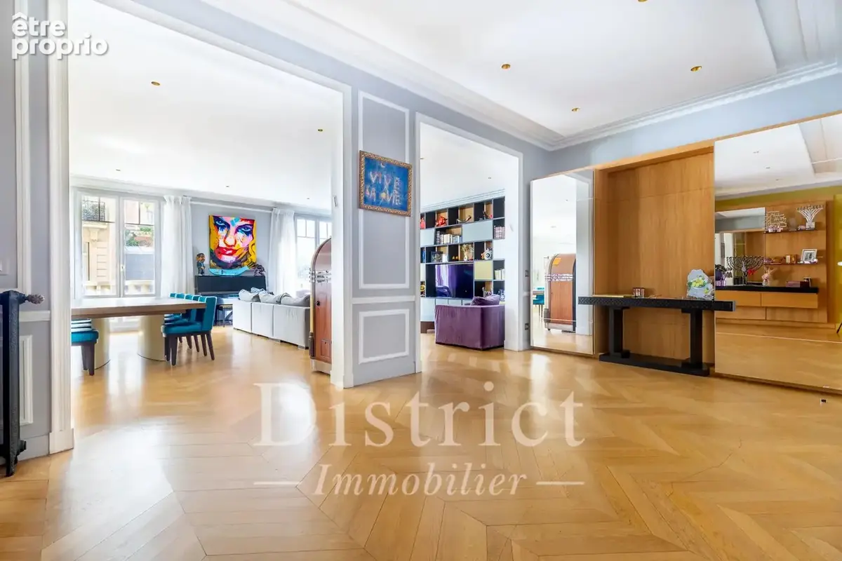 Triangle d'Or - Place François 1er/Montaigne. Un appartement d'exception de 284,14m² en excellent état, plein Sud et avec de trè - photo 2