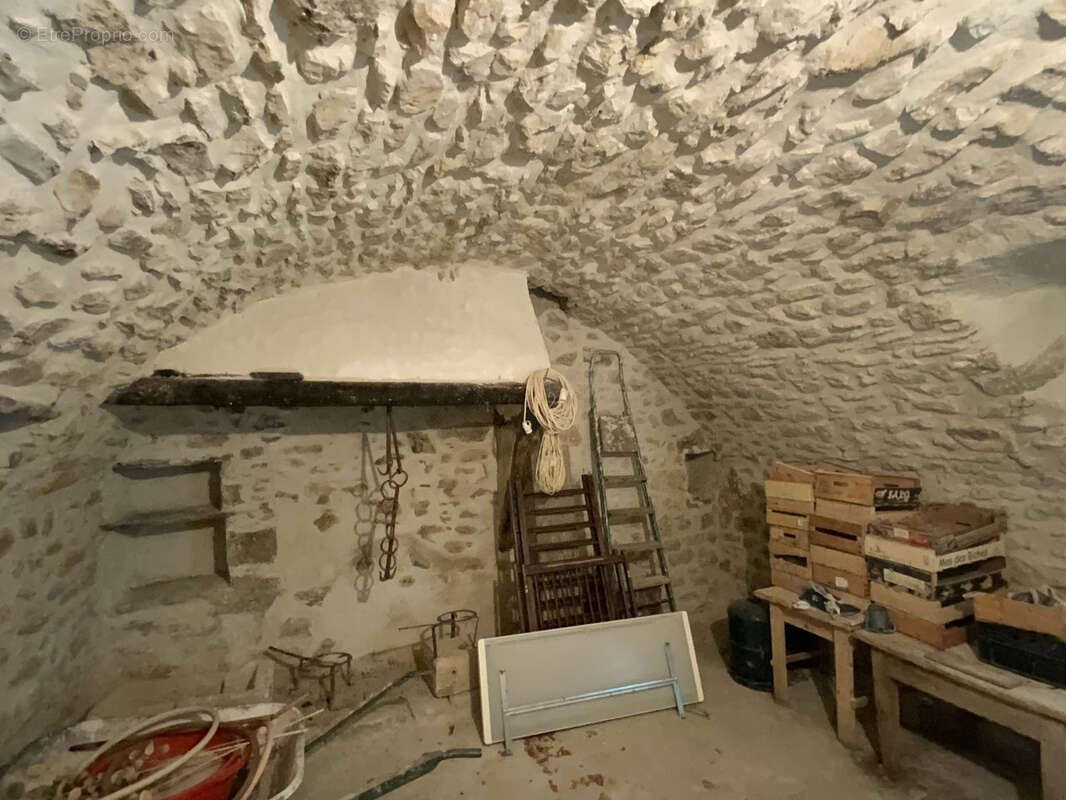 Maison à rénover avec cour, jardin et garage au coeur d'un des plus beaux villages de France. - photo 21
