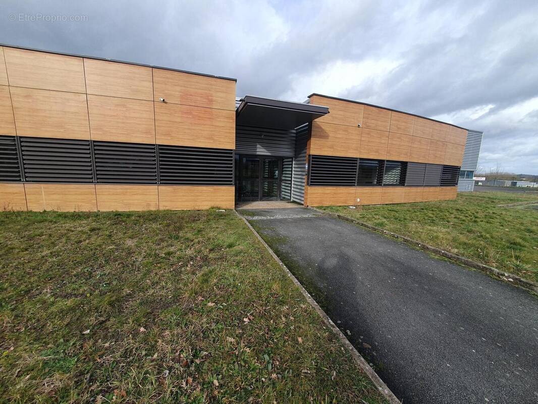 Photo 1 - Commerce à CREUZIER-LE-NEUF