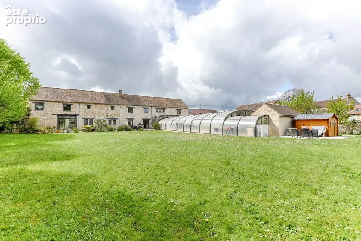 Corps de ferme rénové – 532 m² – 3 dépendances aménagées – Piscine - photo 14