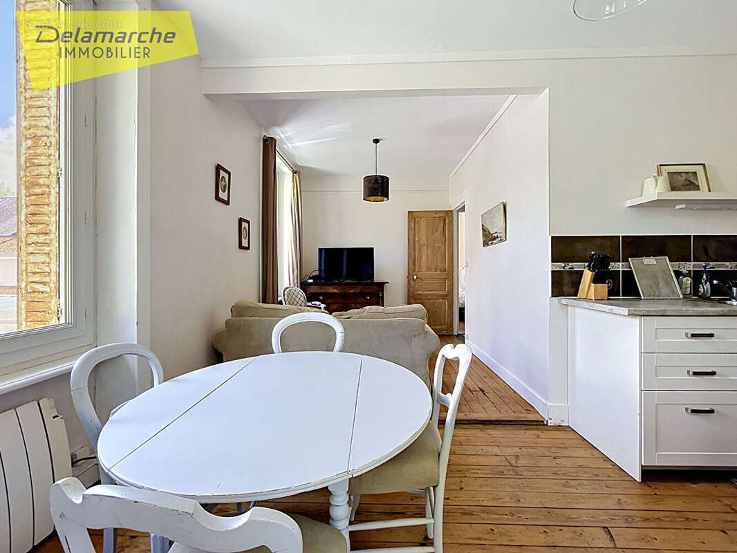 Immeuble historique - 2 appartements et 1 local commercial - Saint-Jean-le-Thomas (50530) - photo 3