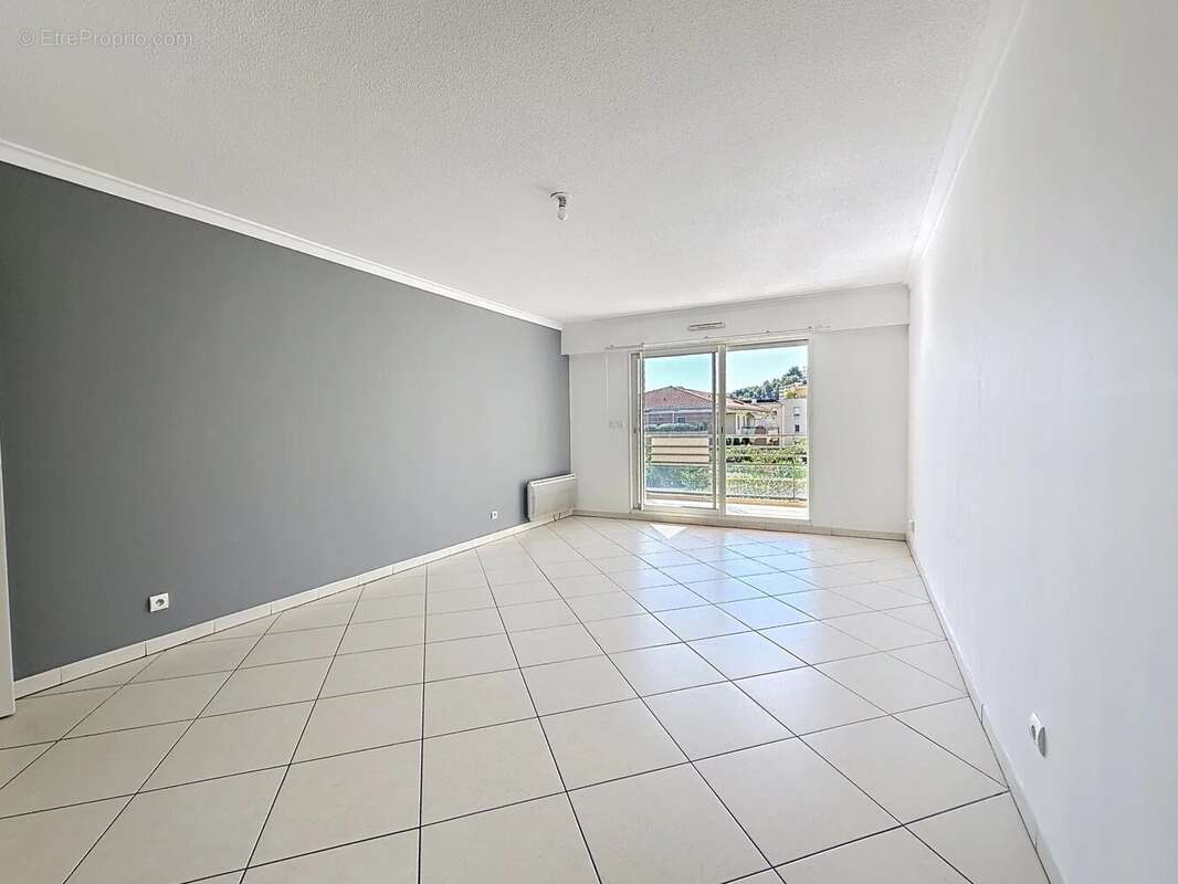 Appartement à SAINT-LAURENT-DU-VAR