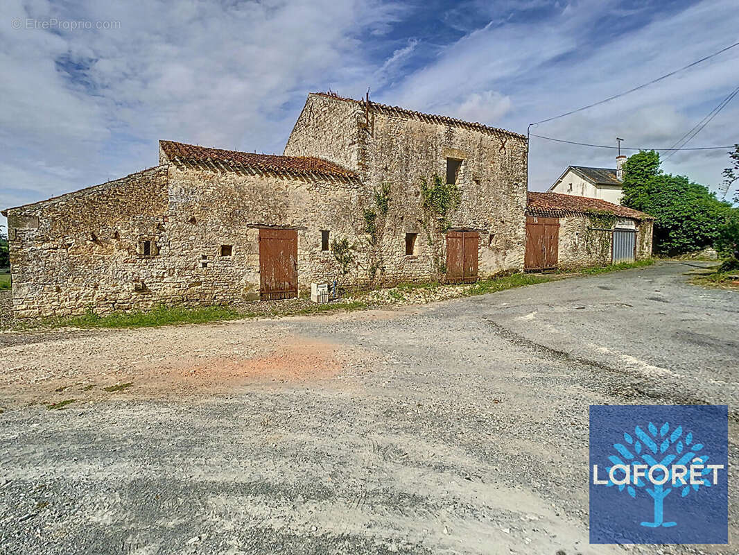 Maison à BAZOGES-EN-PAREDS