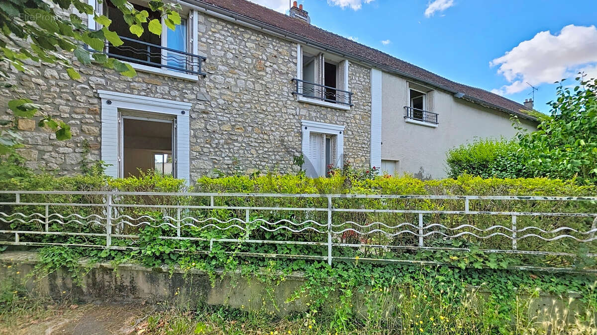 Maison à SAINT-PIERRE-LES-NEMOURS