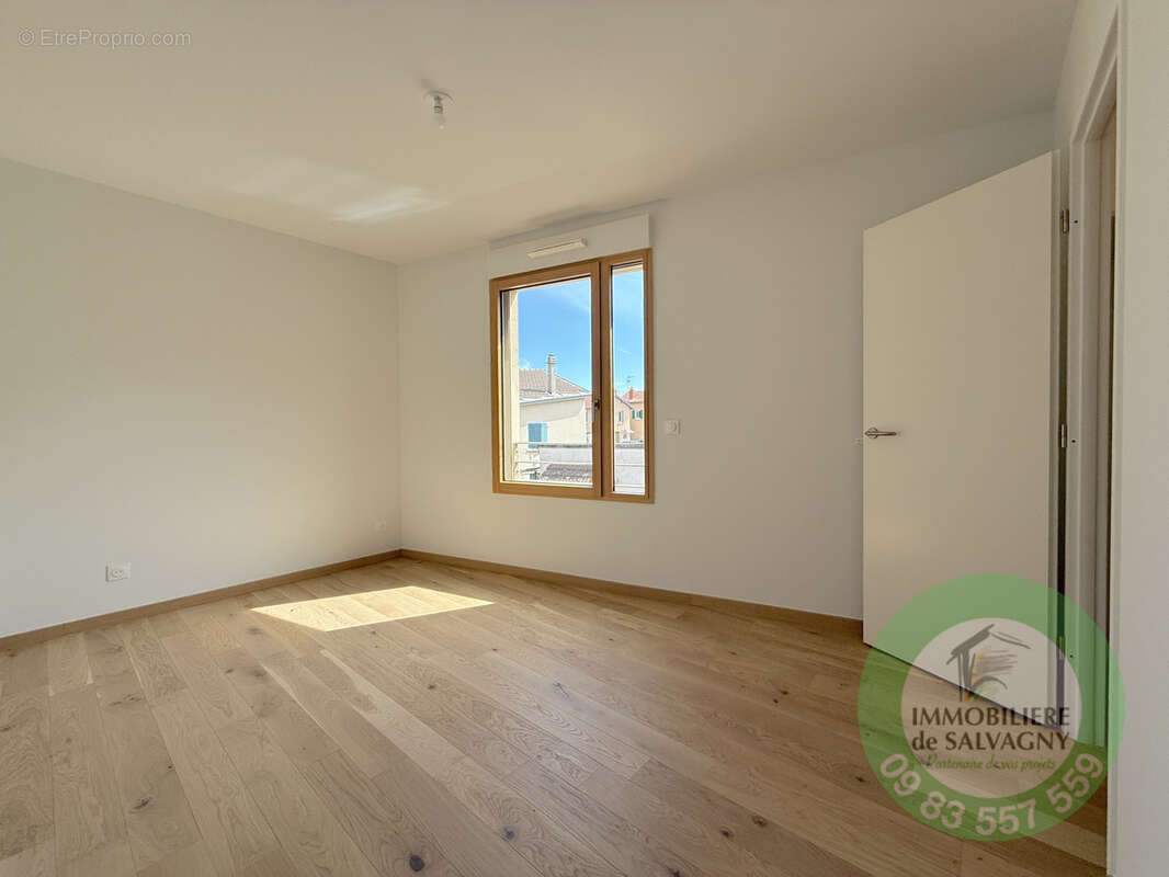 Appartement à LA TOUR-DE-SALVAGNY