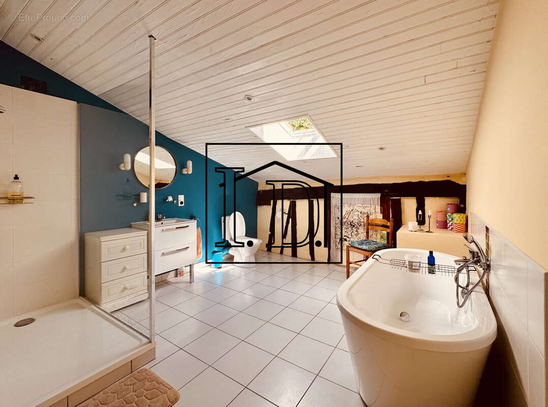 MAISON Salle de Bains/Douche 1er - Maison à BOURGOUGNAGUE