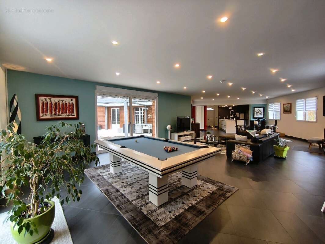 Maison à VALLANGOUJARD