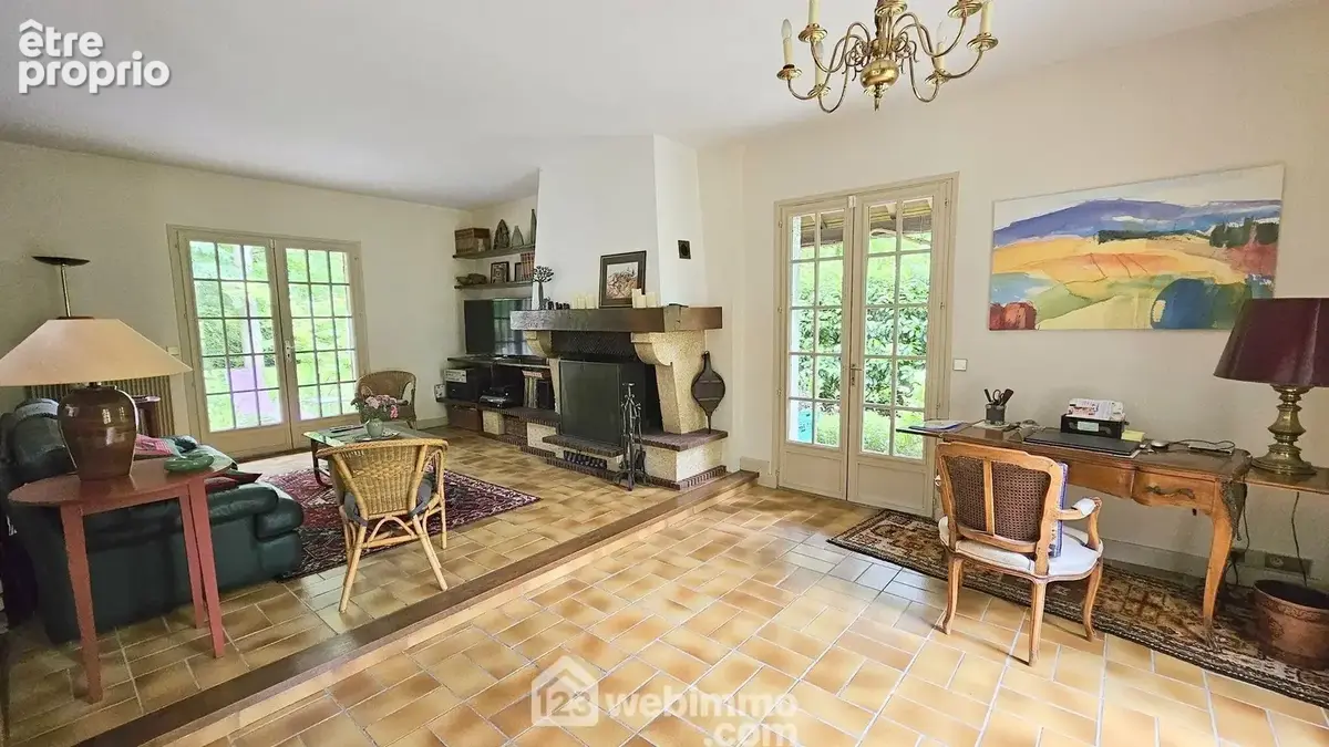 Un séjour de 30 m² avec sa cheminée ouverte.