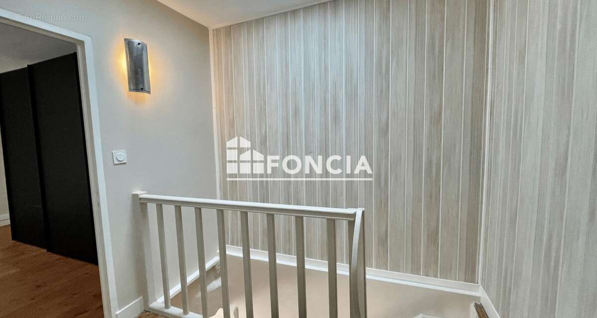 Maison de bourg en pierre rénovée 116 m² + grange + terrain – St Coutant-le-Grand - photo 7