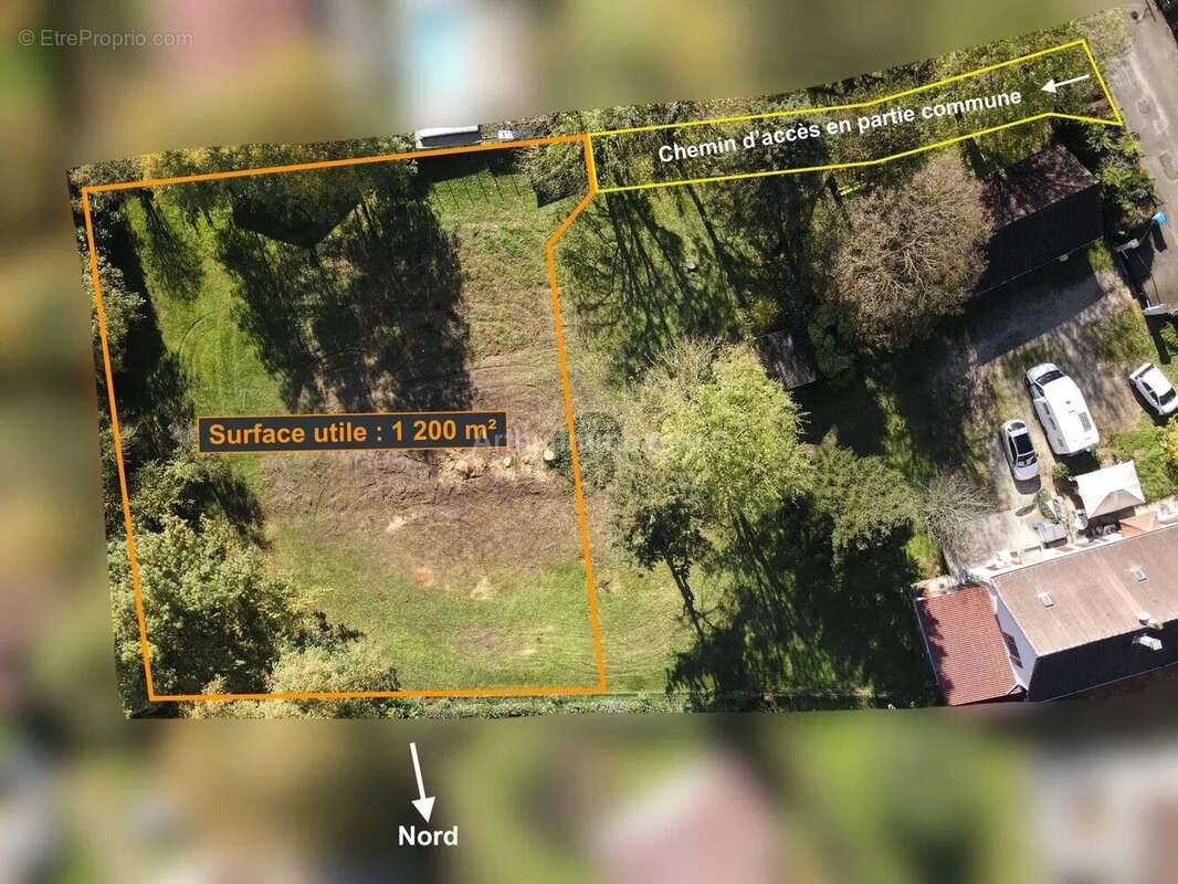 Terrain à SAINT-VICTOR-DE-MORESTEL