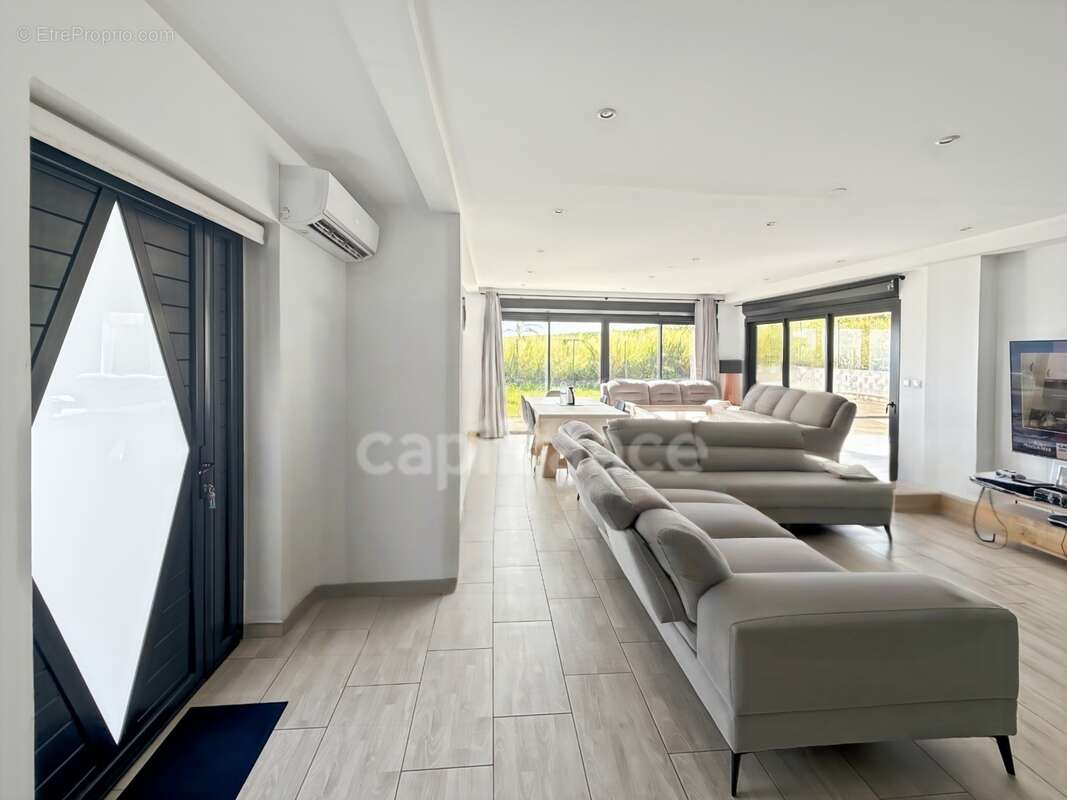 Une maison contemporaine avec vue mer, volumes généreux et cadre de vie privilégié à Sainte-Marie - photo 2