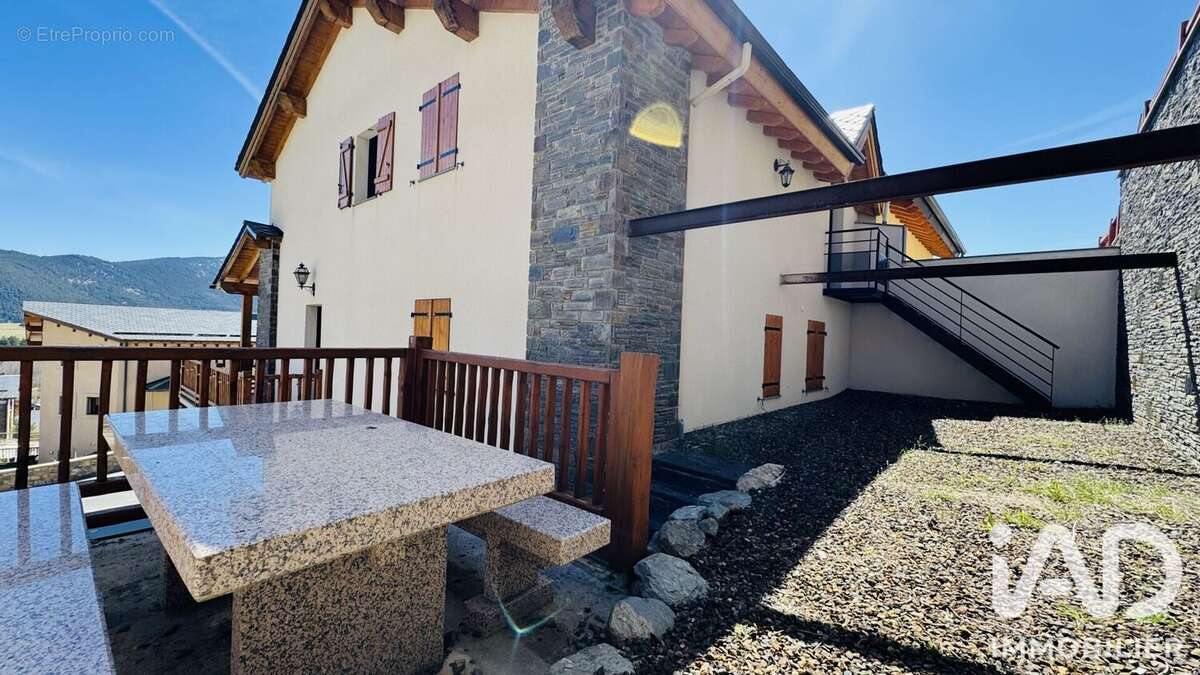 Maison 209 m² à Formigueres  - photo 2