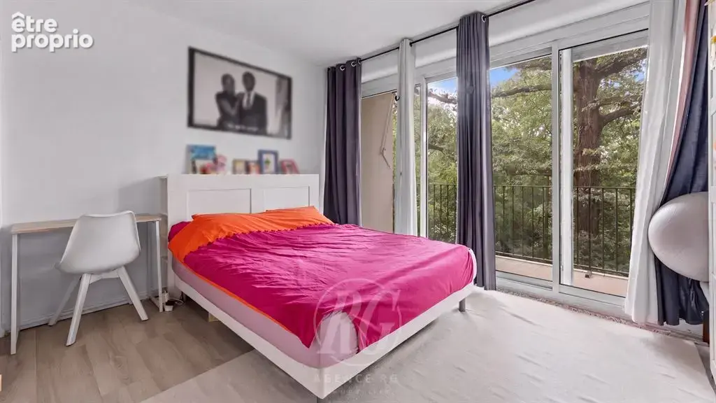 Découvrez cet élégant appartement traversant dans une résidence arborée - photo 10