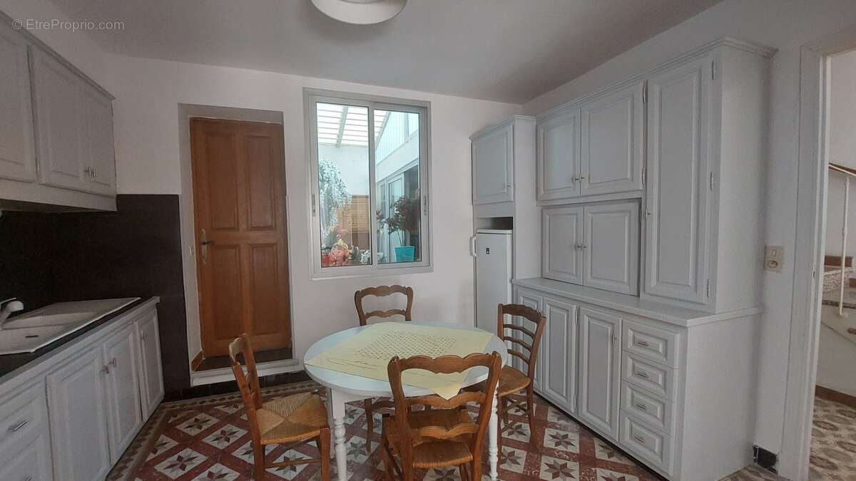 AVIGNON – Quartier Croix Rouge – Maison 5 pièces avec garage et jardin arboré - photo 2