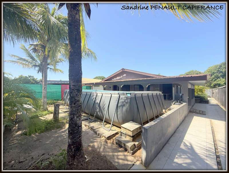 A vendre a kourou (guyane francaise) une maison individuelle t8 de 195 m² + 1 studio independant de 29 m² - terrain de 526 m² -  - photo 2