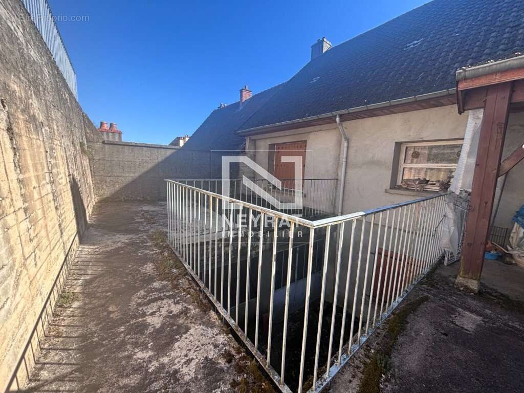 Maison à MONTCENIS