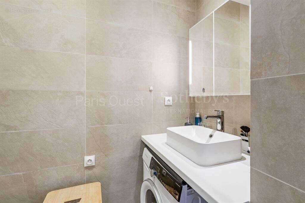 Appartement à PARIS-16E