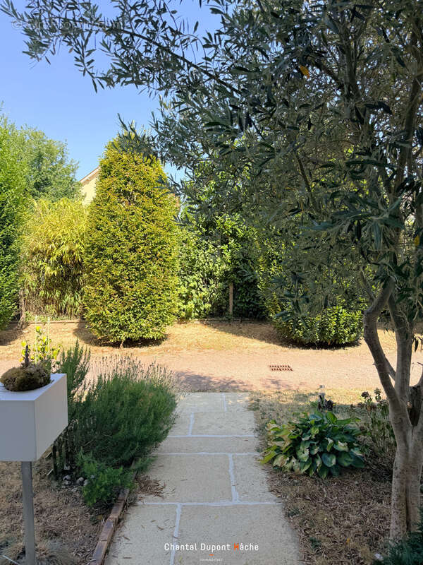 CHARTRES- Maison de ville de 141m2, terrasse, parking privé. - photo 13