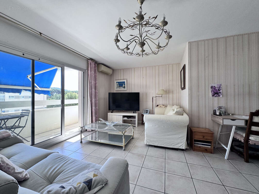 salon - Appartement à MARSEILLE-9E