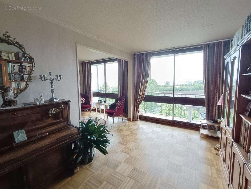 Appartement à FONTENAY-LE-FLEURY