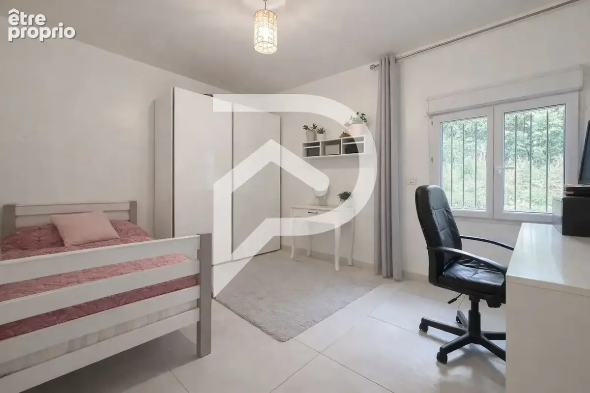 Maison de 200 M2 de plain pied sur 3240 M2 de terrain. - photo 5