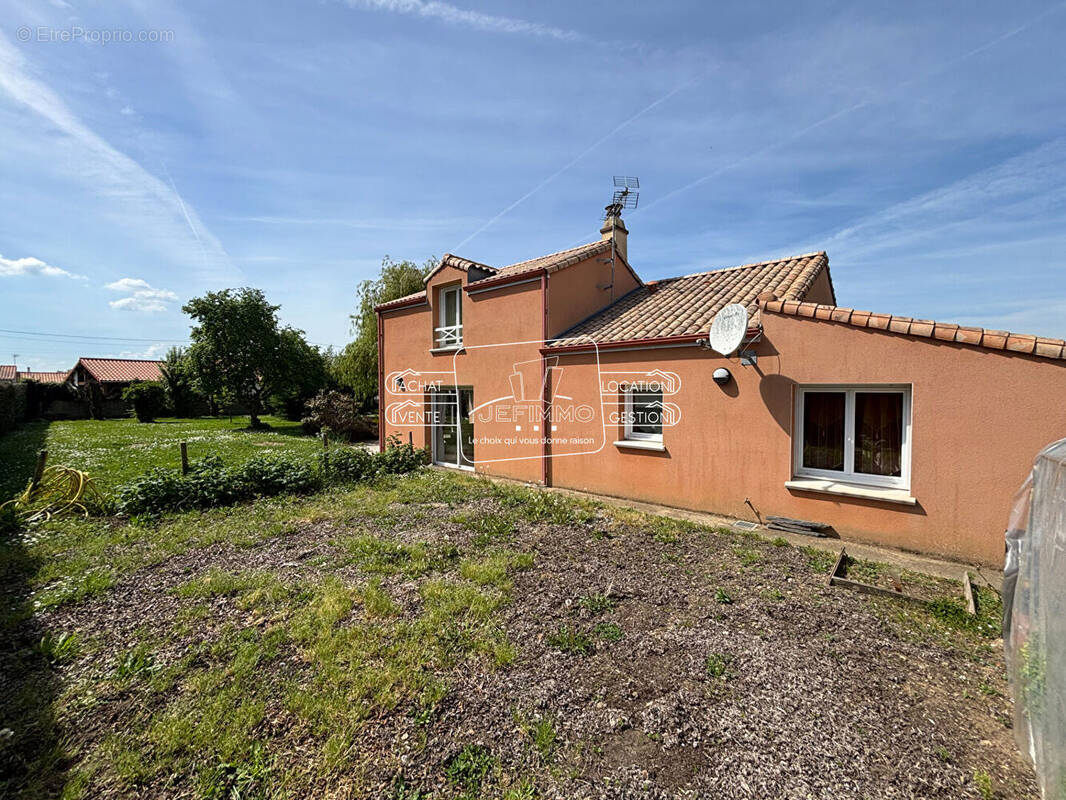 Maison à LA CHAPELLE-BASSE-MER