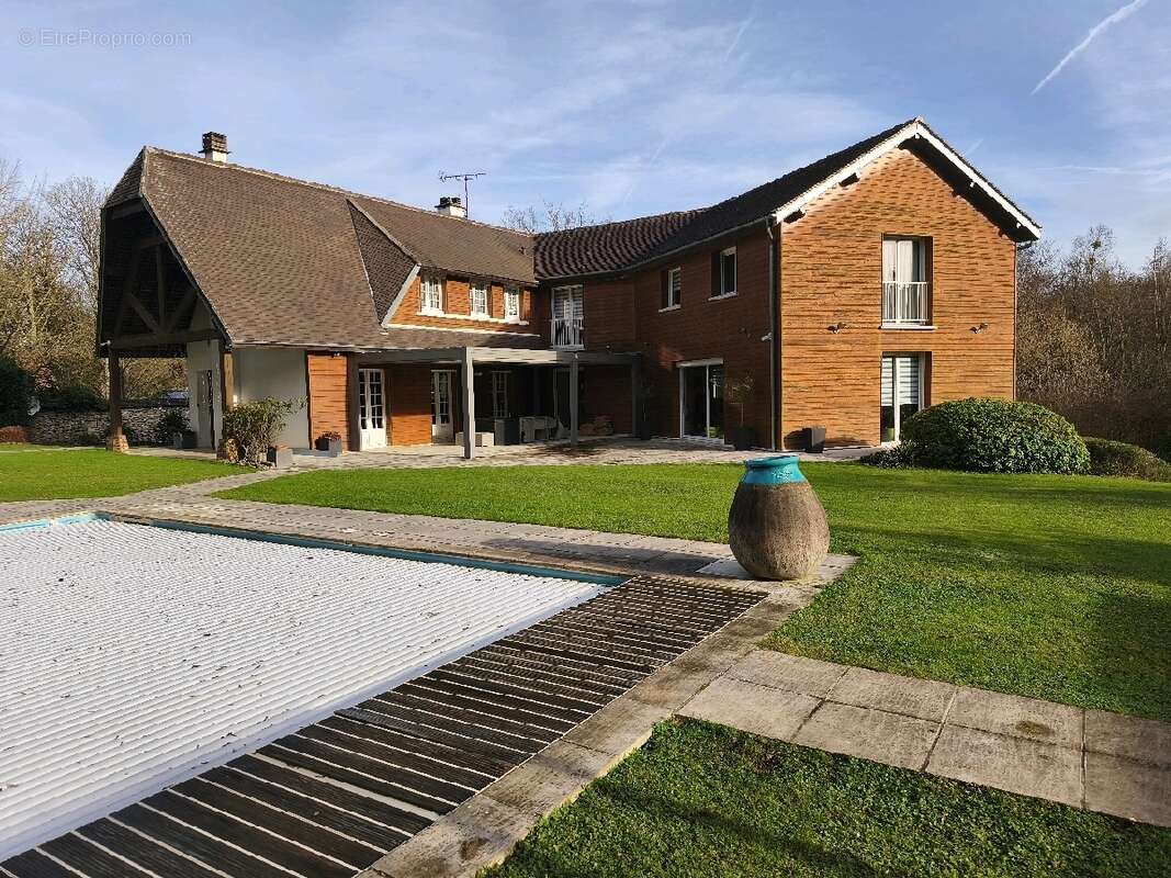 Maison à VALLANGOUJARD