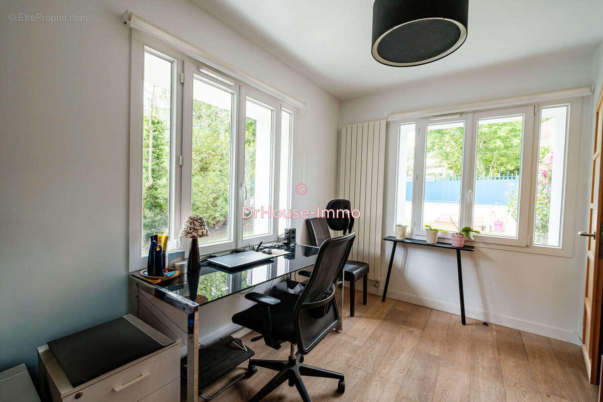 Maison 247 m² à La Celle-Saint-Cloud  - photo 23