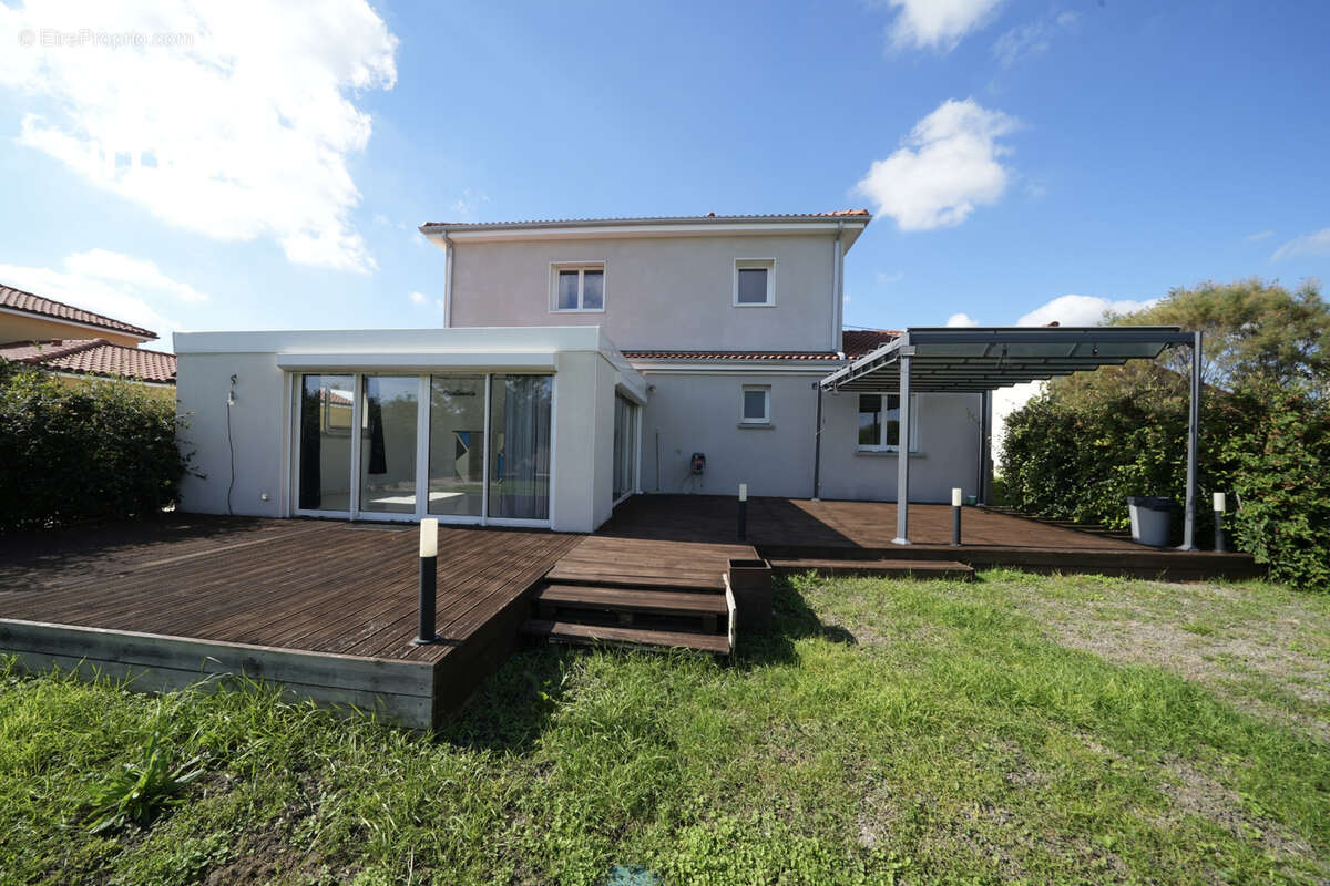 Maison à PESSAT-VILLENEUVE