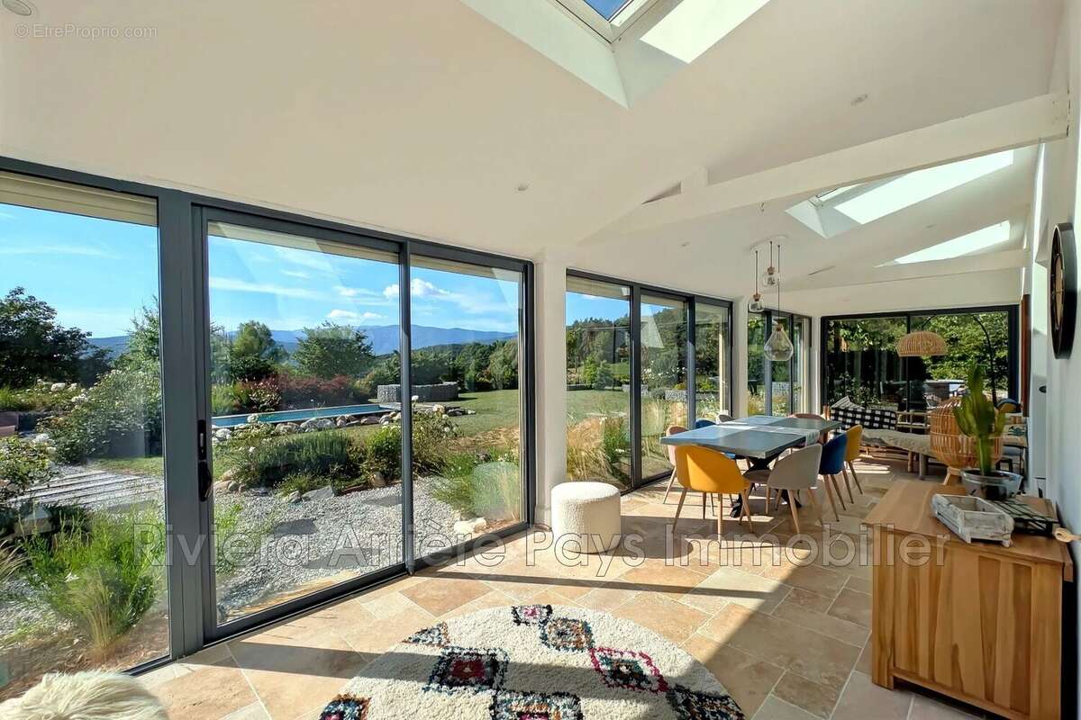 Maison 162 m² à Saint-Pierre  - photo 9