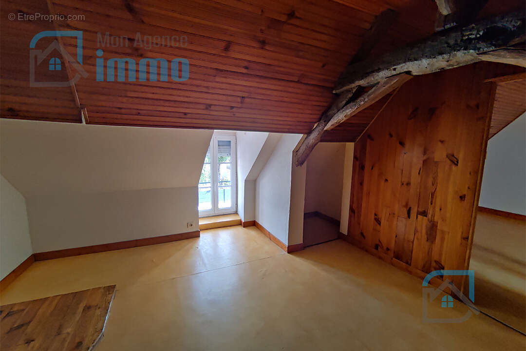 Mehun-Sur-Yèvre (18) - Maison de pierres avec 1 chambre, jardin et garage - photo 2